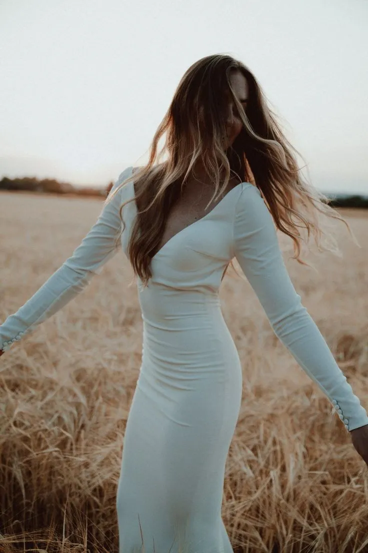 Backless Outdoor Wedding Dresses with Long Sleeves