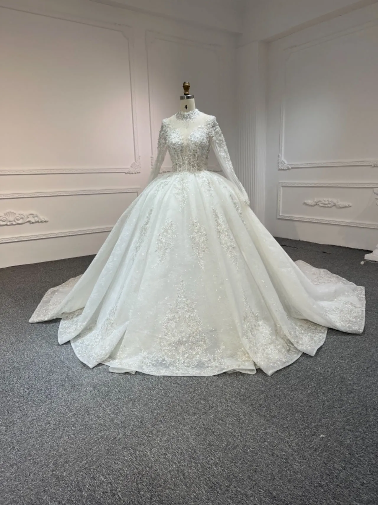 BYG # Z315 Long-sleeved sweetheart neckline, luxurious lace beading ball gown dress