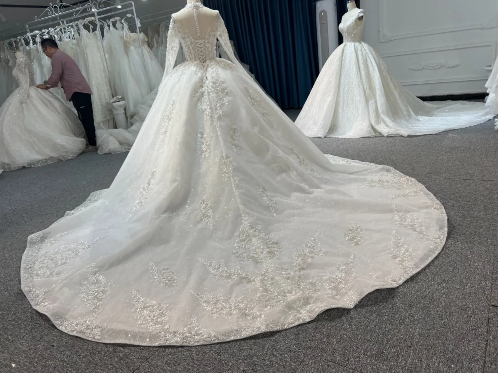 BYG # Z315 Long-sleeved sweetheart neckline, luxurious lace beading ball gown dress