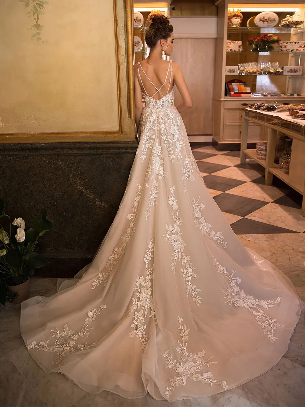 New Sexy Sweetheart Backless Spaghetti Straps A-Line Wedding Dresses Appliqued Beading Crystal Floor Length Bridal Gowns
