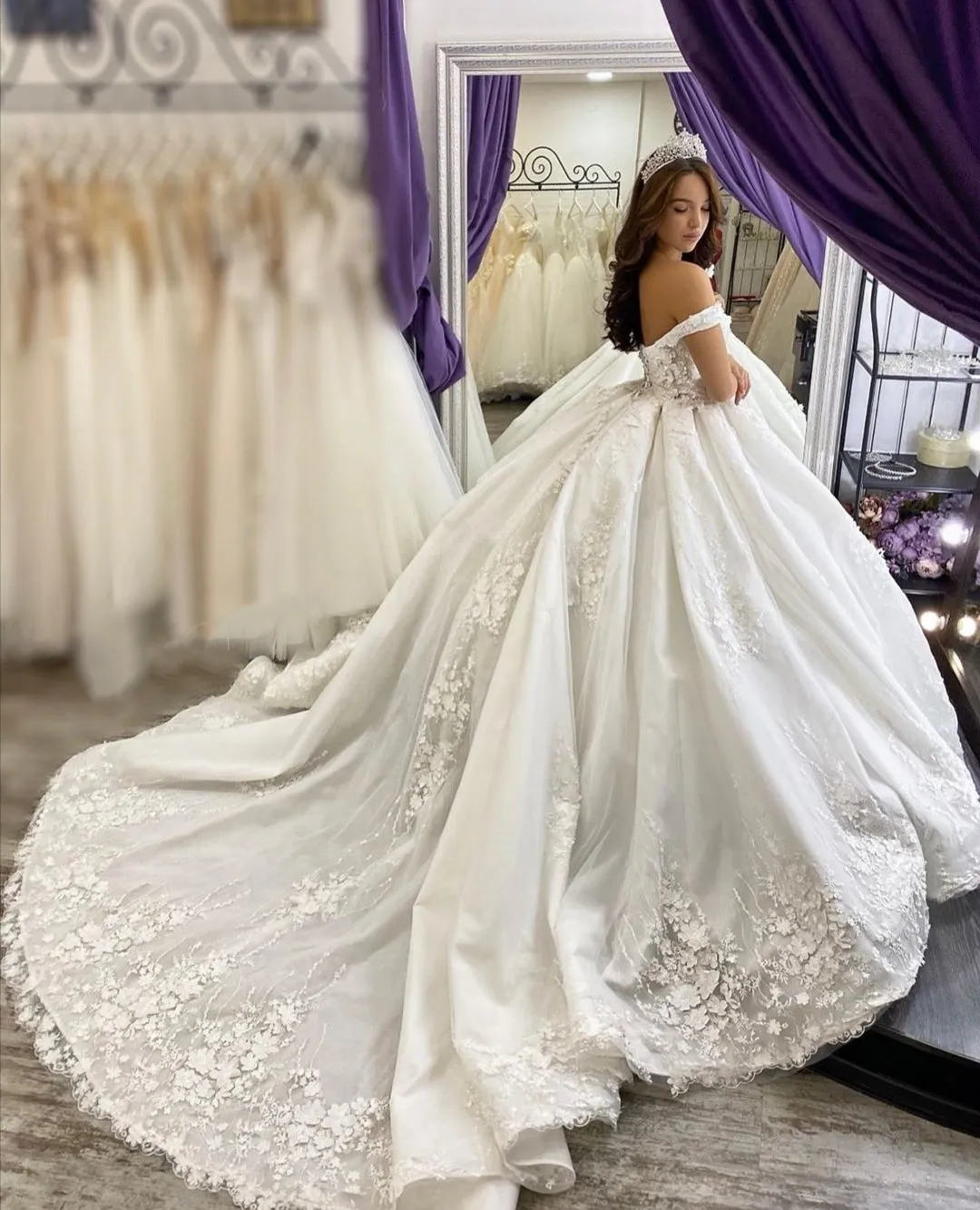 Off-the-shoulder Appliques Floral Wedding Dresses Gown 2020