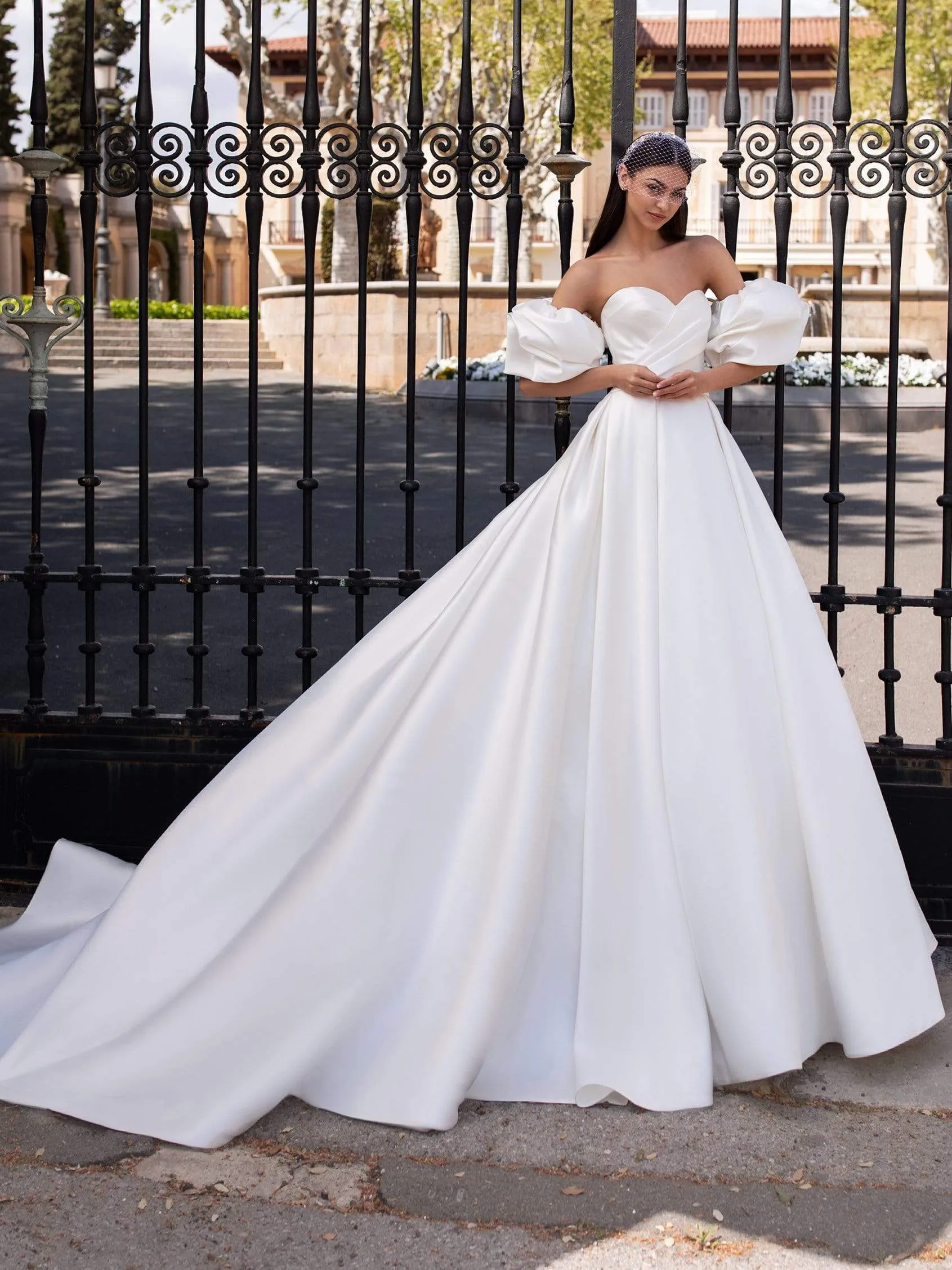 Pronovias: Ixion