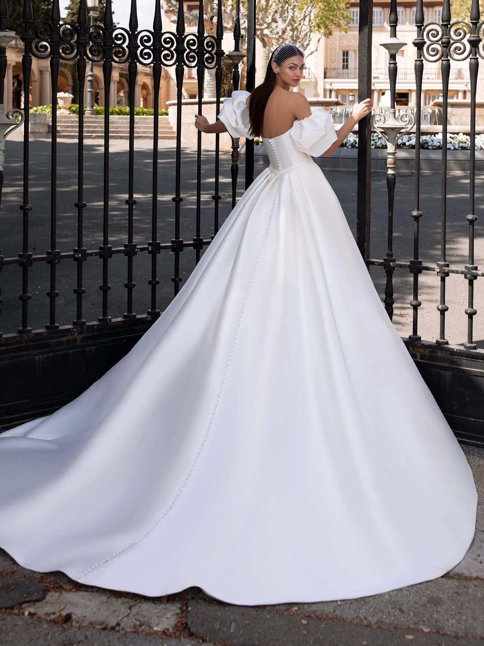 Pronovias: Ixion