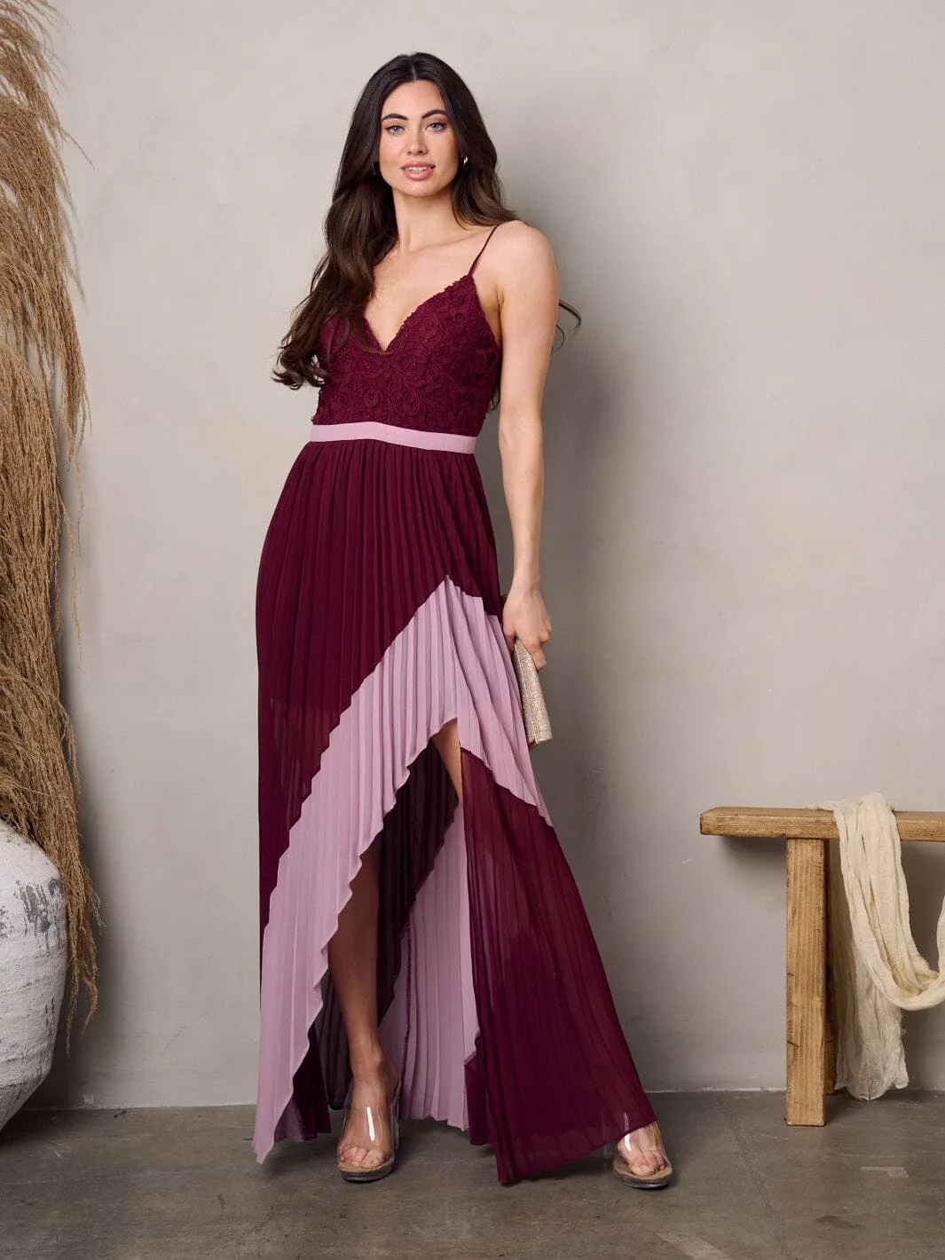 WOMEN'S SLEEVELESS V-NECK FRONT SLIT PLEATED COLORBLOCK MAXI DRESS